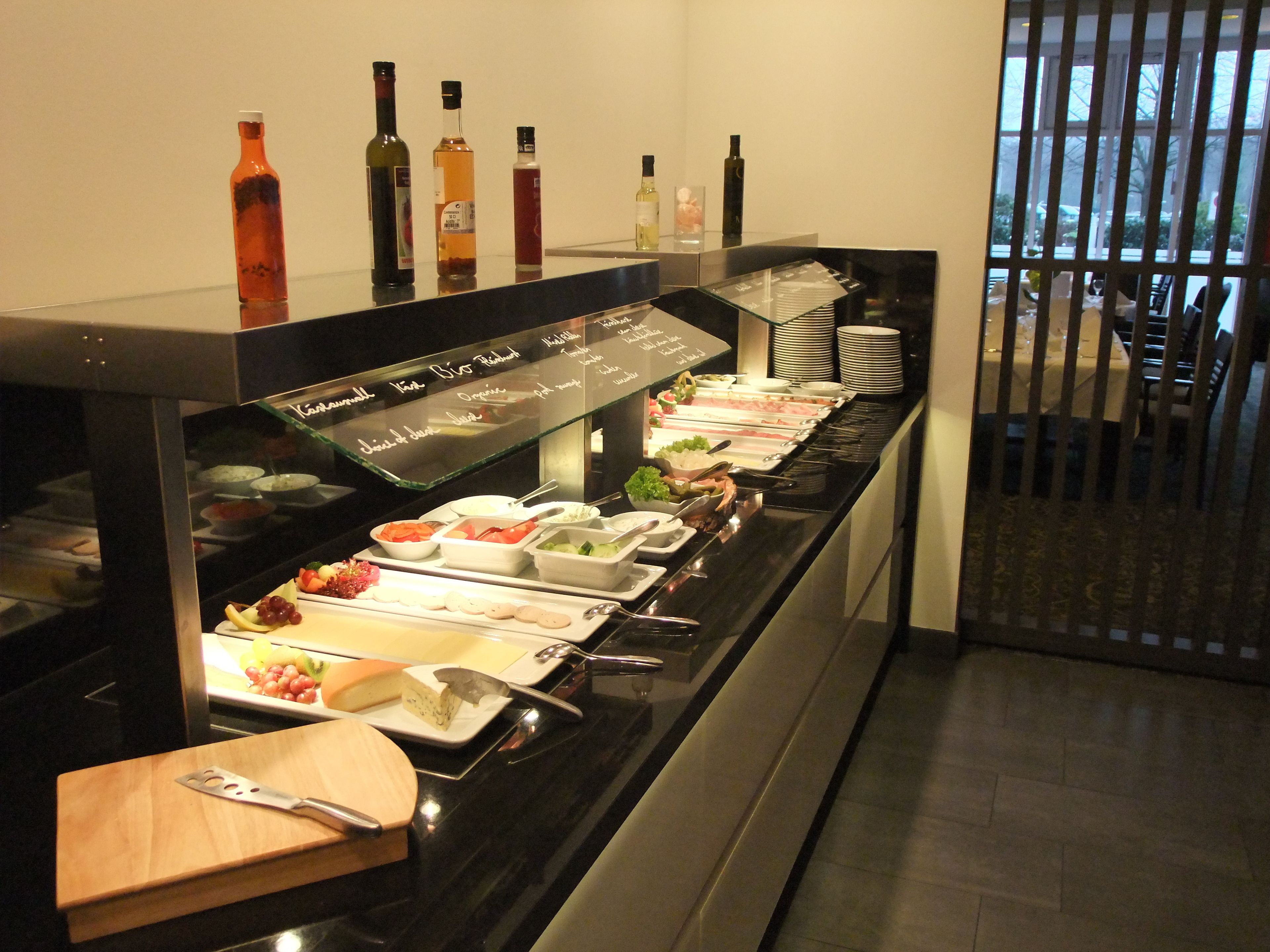 Buffet amb diferents plats i condiments.