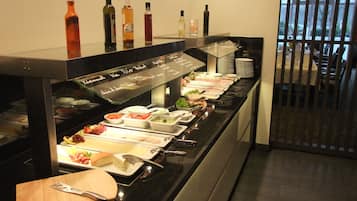 Buffet amb diferents plats i condiments.