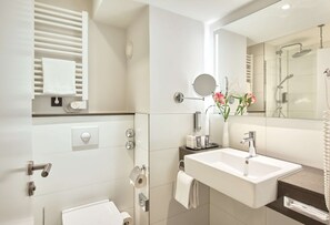 Deluxe-Zimmer | Badezimmer | Dusche, kostenlose Toilettenartikel, Haartrockner, Bademäntel