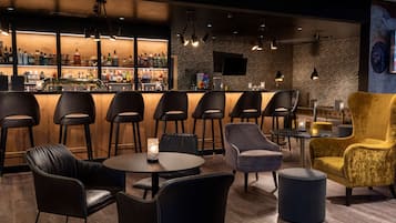 Lunch and dinner served, international cuisine