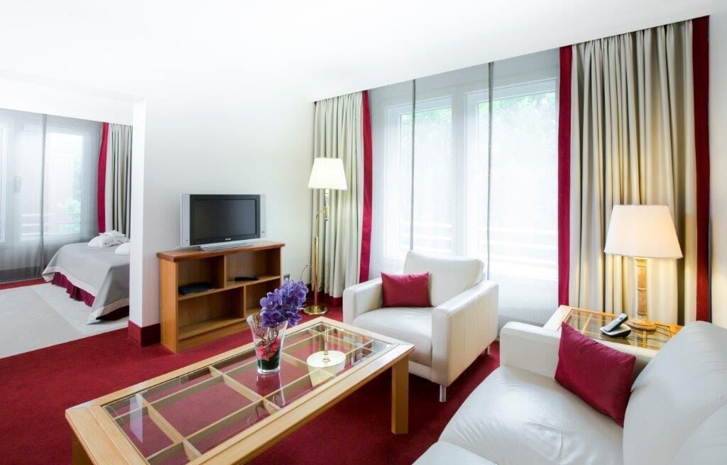 Junior Suite | Hypo-allergenic bedding, down comforters, in-room safe, blackout drapes