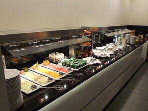 每日付費供應吃到飽早餐
