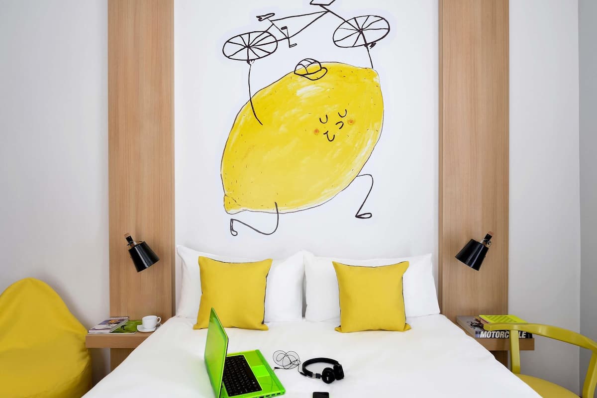 Habitación doble de diseñador, 1 cama matrimonial | Caja de seguridad en la habitación y escritorio