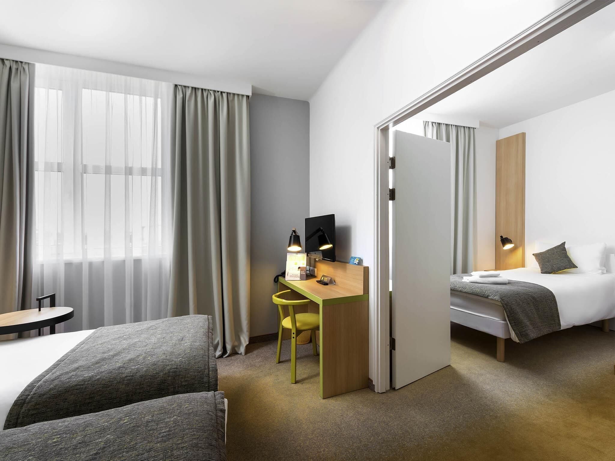Habitación familiar, 2 camas dobles | Caja fuerte, escritorio, espacio para trabajar con un portátil