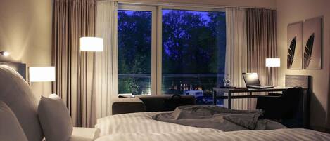 Ropa de cama hipoalergénica, caja fuerte, escritorio