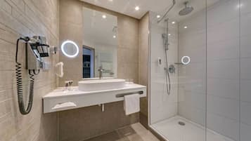Deluxe-Zimmer, 2 Einzelbetten | Badezimmer | Dusche, Regendusche, umweltfreundliche Kosmetikartikel, Haartrockner
