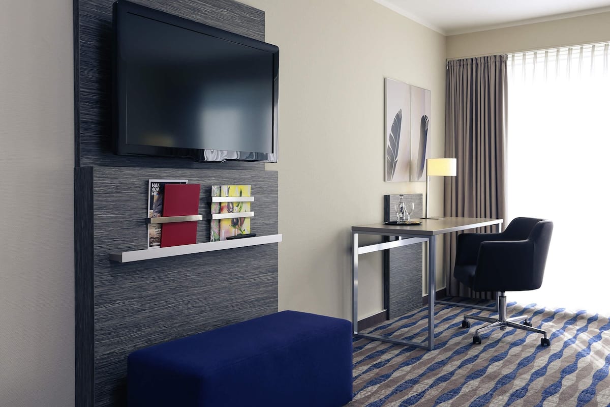 Hypo-allergenic bedding, in-room safe, desk, laptop workspace