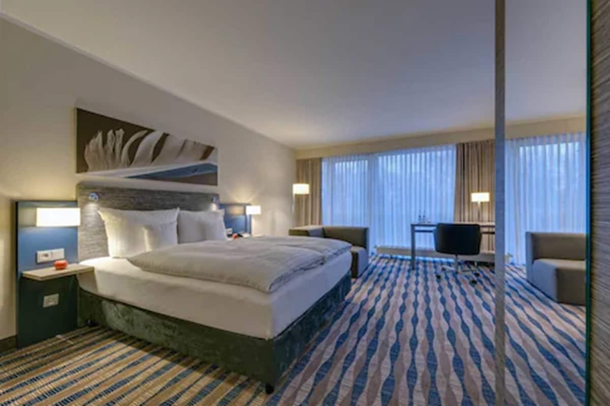 standard room, 1 double bed | hypo-allergenic bedding, in-room safe, desk, laptop workspace