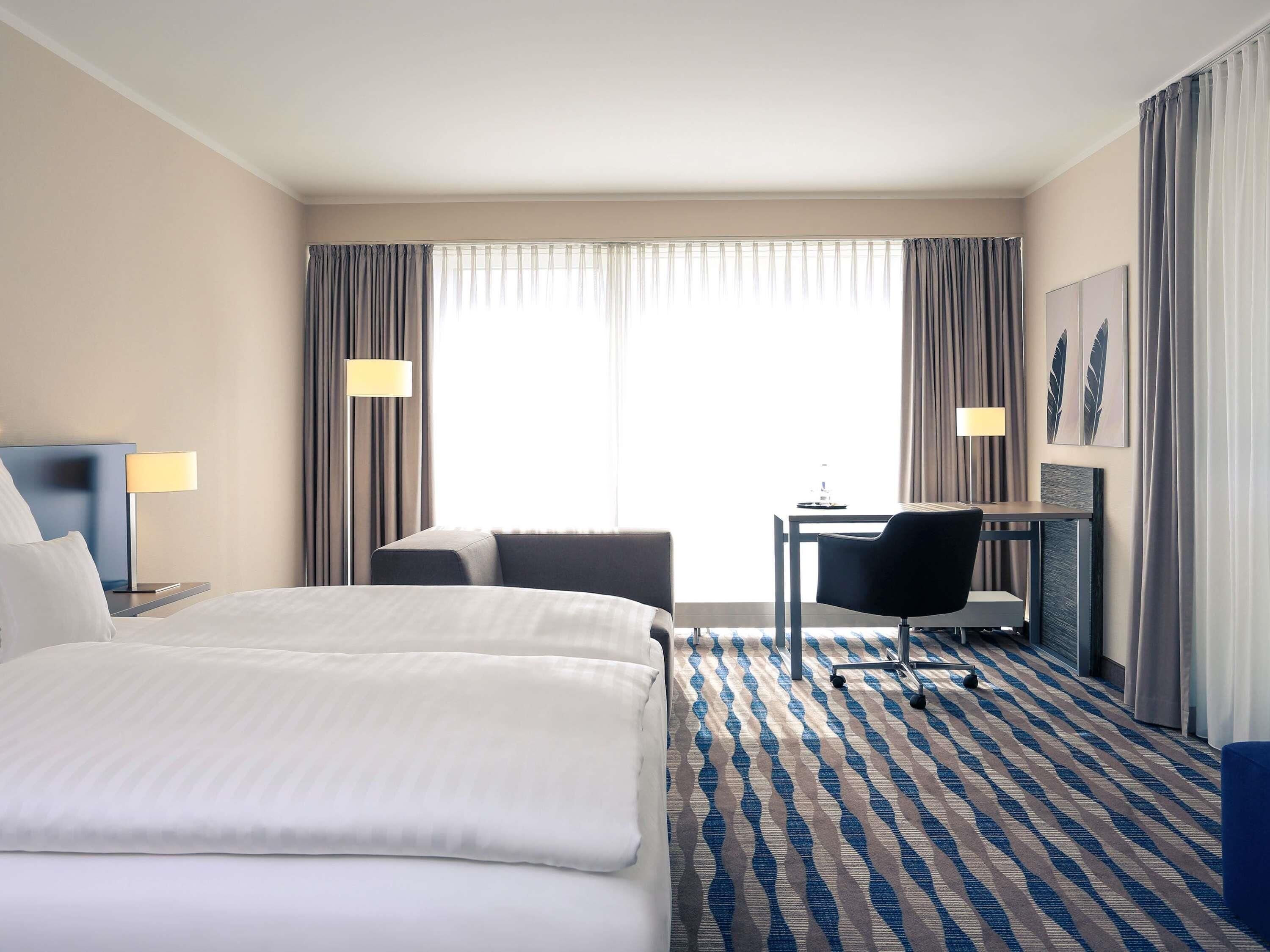 ห้องสแตนดาร์ด, เตียงใหญ่ 1 เตียง | เครื่องนอนป้องกันสารก่อภูมิแพ้, ตู้นิรภัยในห้องพัก, โต๊ะทำงาน