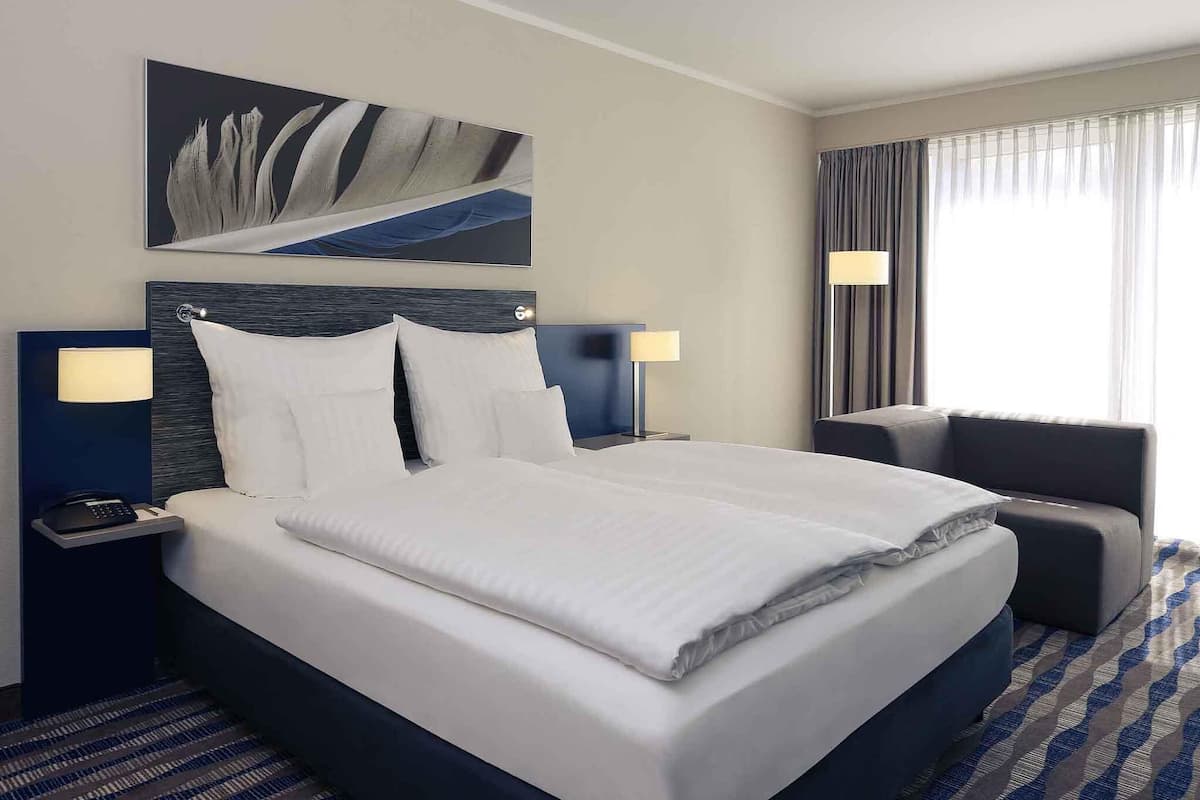 Standardrum - 1 dubbelsäng | Allergitestade sängkläder, värdeförvaringsskåp på rummet och skrivbord