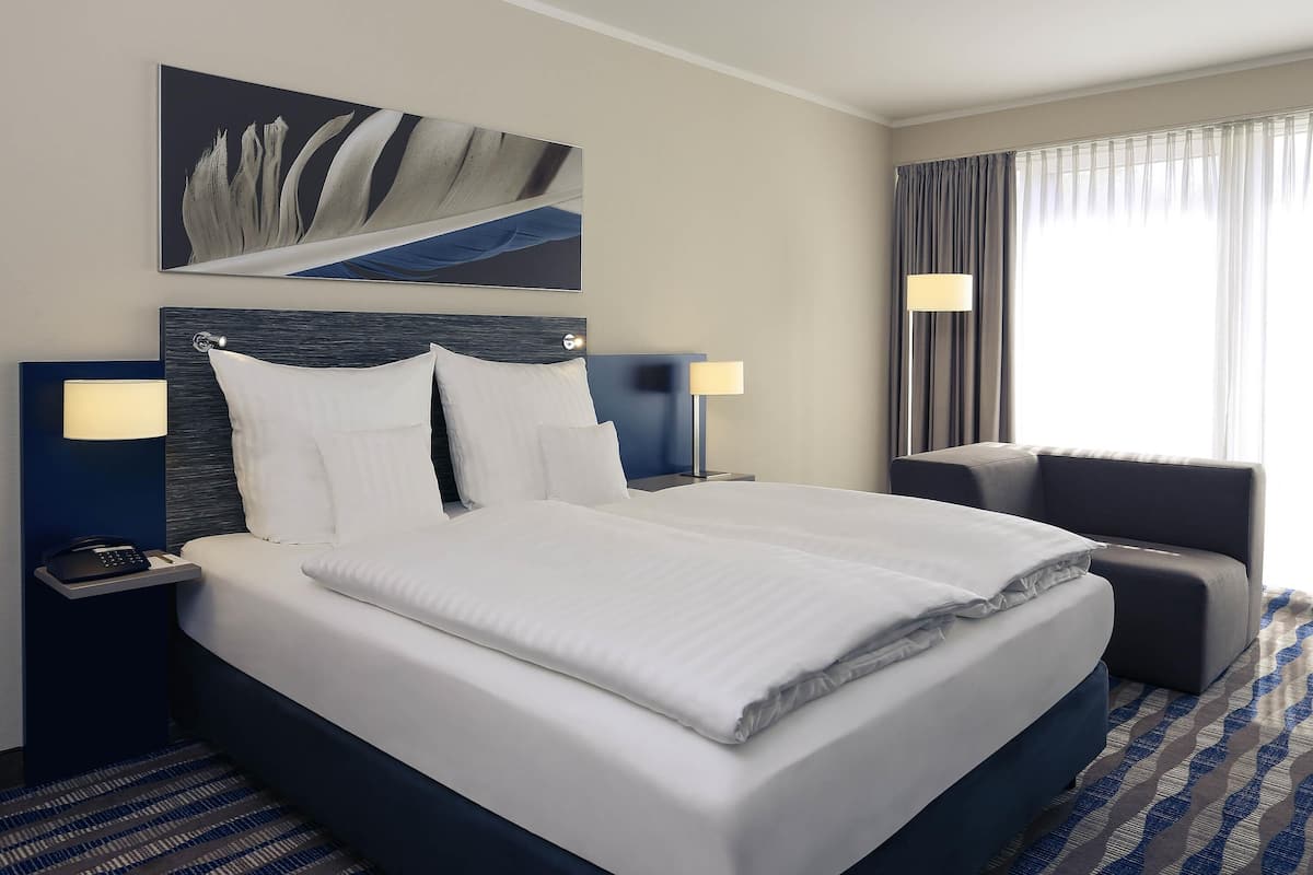 Standard Room, 1 Double Bed | Hypo-allergenic bedding, in-room safe, desk, laptop workspace