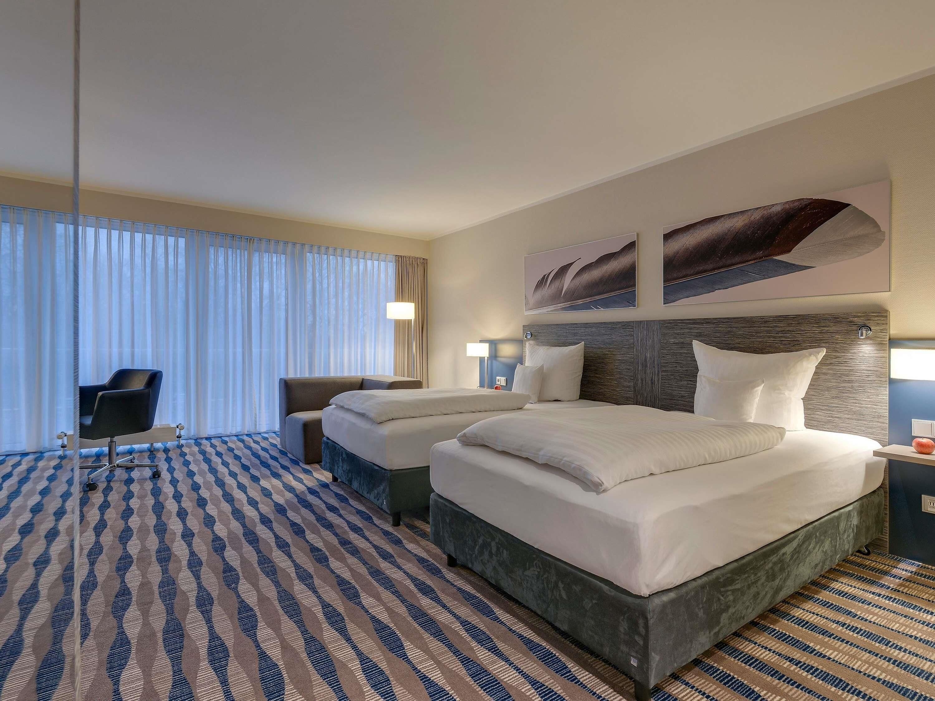 เครื่องนอนป้องกันสารก่อภูมิแพ้, ตู้นิรภัยในห้องพัก, โต๊ะทำงาน