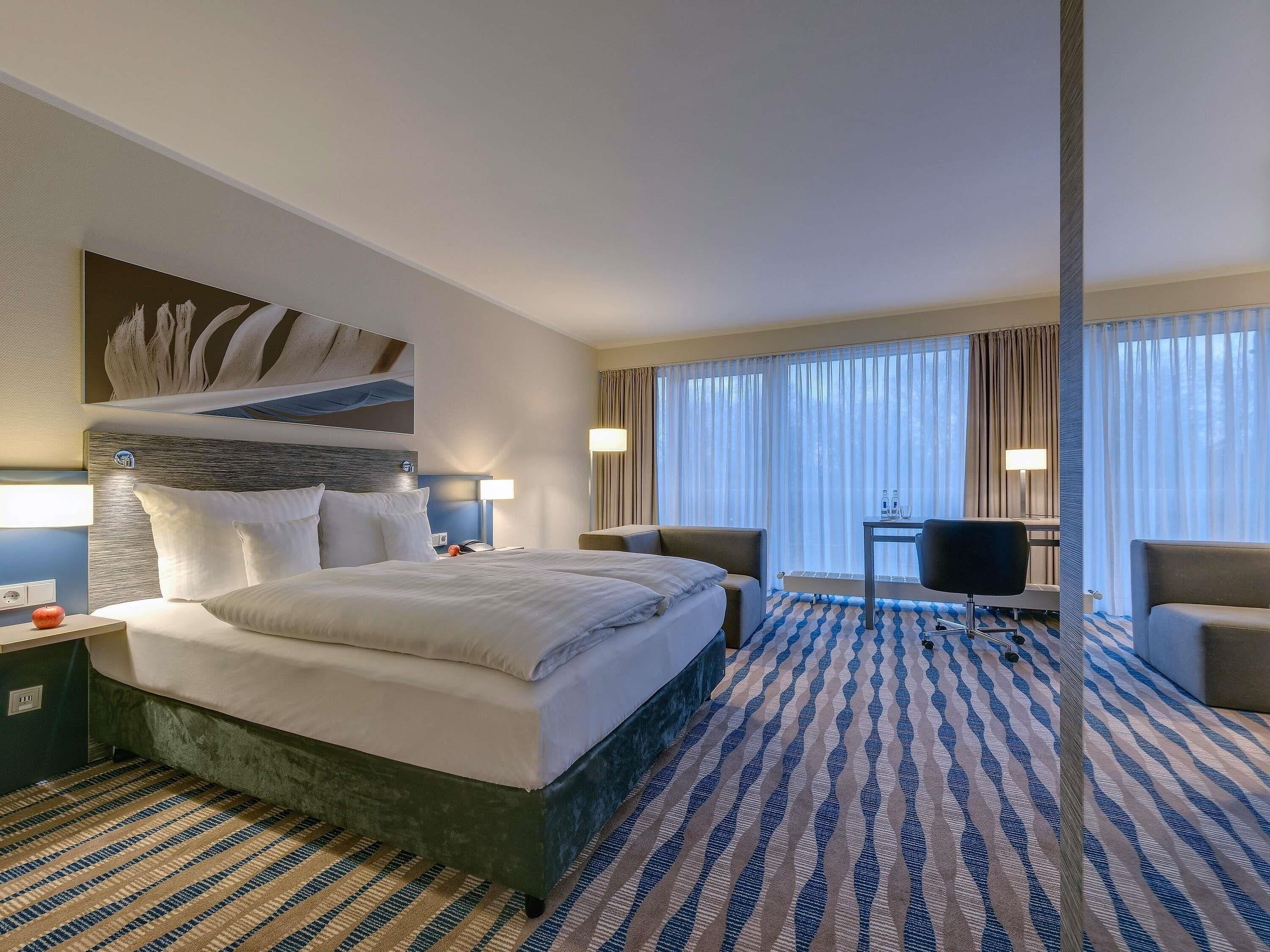 Rom – standard, 1 dobbeltseng | Allergitestet sengetøy, safe på rommet og skrivebord