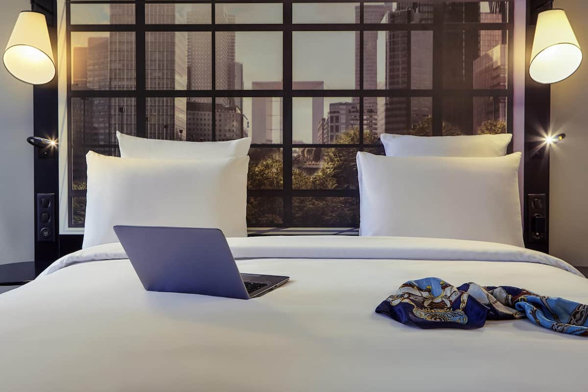 Cassaforte in camera, una scrivania, tende oscuranti, insonorizzazione