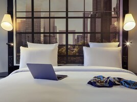 Caja de seguridad en la habitación, escritorio y cortinas blackout 