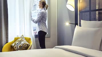 Cofres nos quartos, escrivaninha, cortinas blackout