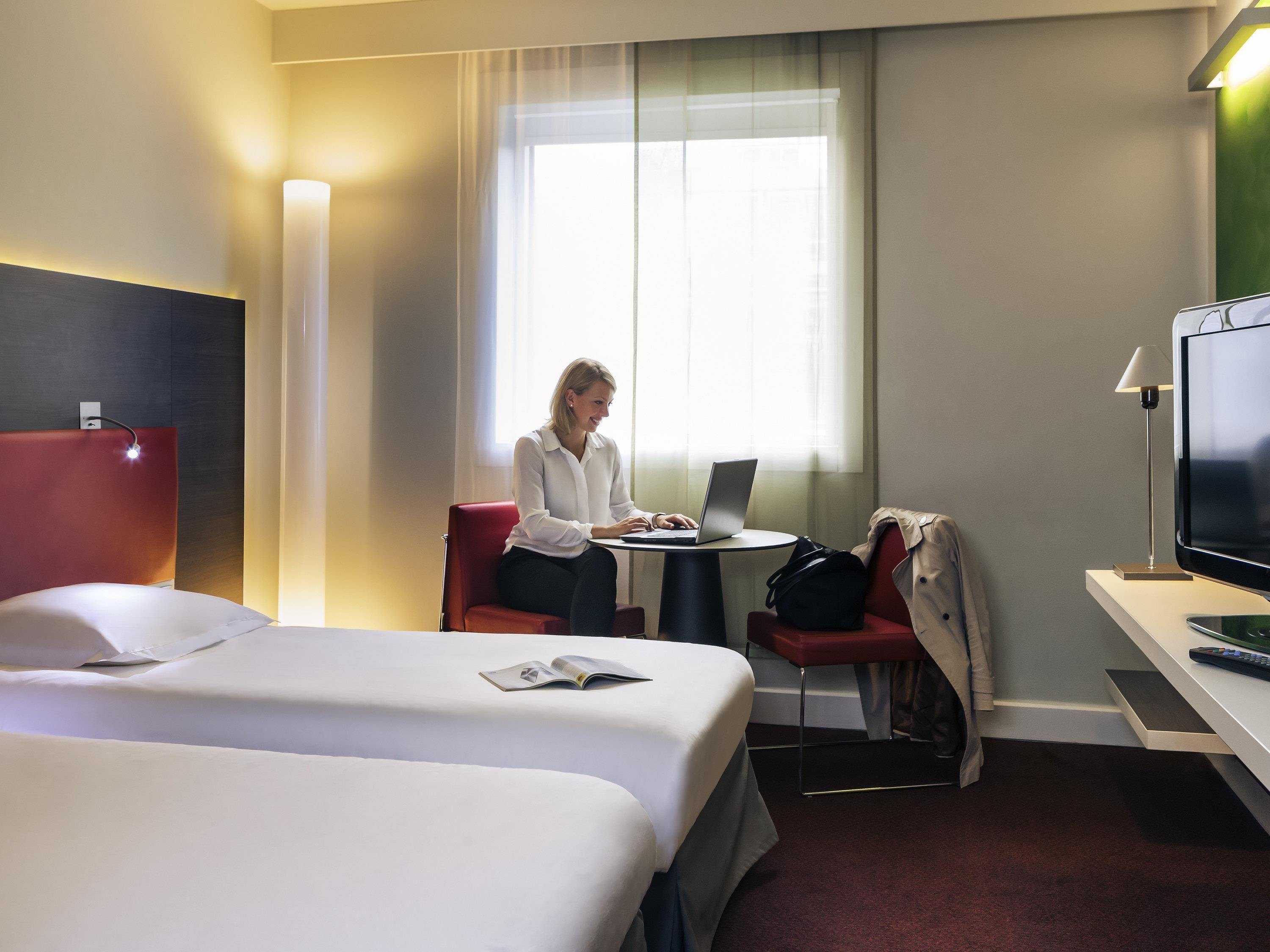 Safe på rommet, skrivebord, blendingsgardiner og lydisolert