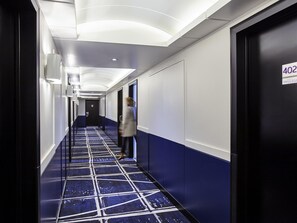 Zimmersafe, Schreibtisch, Verdunkelungsvorhänge, schallisolierte Zimmer