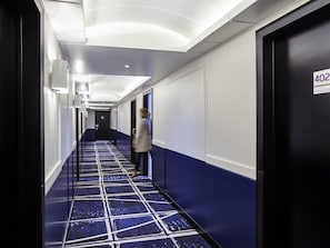 Zimmersafe, Schreibtisch, Verdunkelungsvorhänge, schallisolierte Zimmer