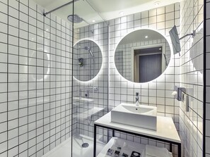 In-room safe, desk, blackout curtains, soundproofing - Mercure Paris La Défense Grande Arche (Nanterre)
