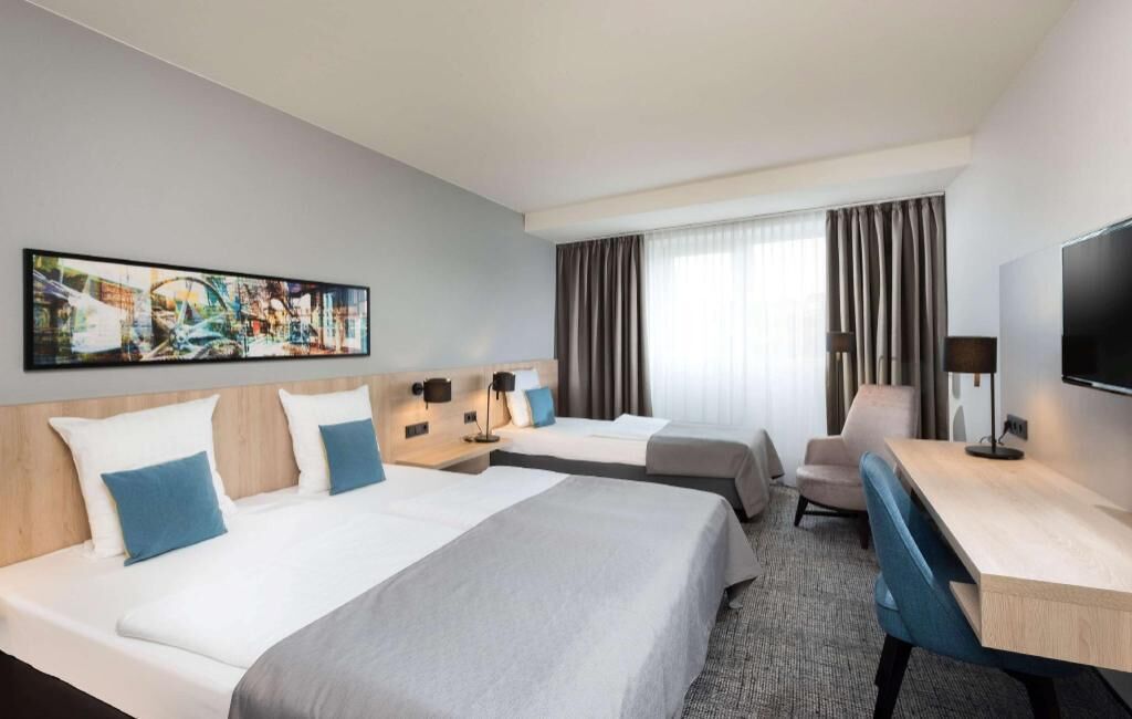 Ropa de cama hipoalergénica, minibar y escritorio 