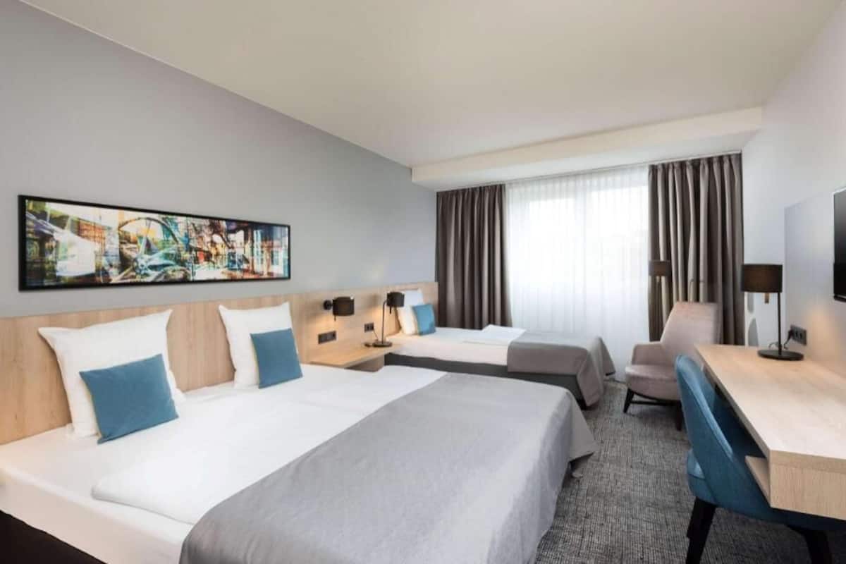 Ropa de cama hipoalergénica, minibar y escritorio