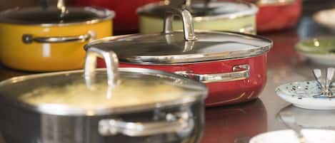 Una fila de recipientes para comida cubiertos sobre una mesa.