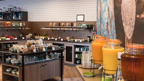 Een buffet met diverse gerechten en drankjes.