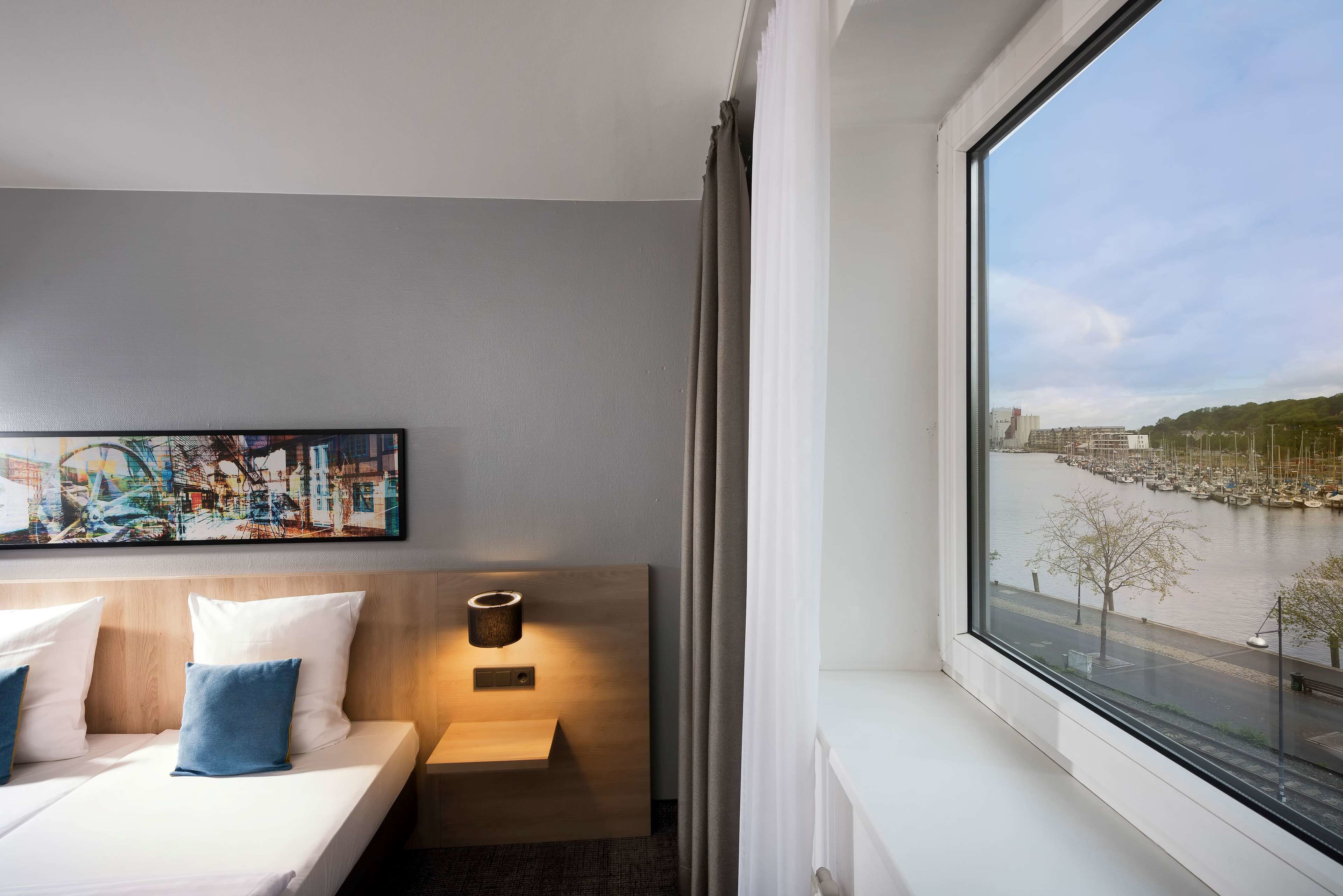 Hypo-allergenic bedding, minibar, desk, laptop workspace