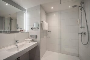 Séchoir à cheveux, serviettes fournies, savon, shampooing