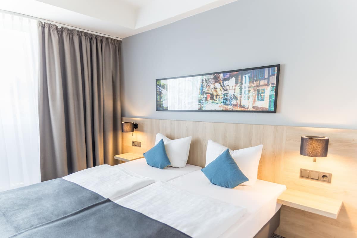 Ropa de cama hipoalergénica, minibar, escritorio
