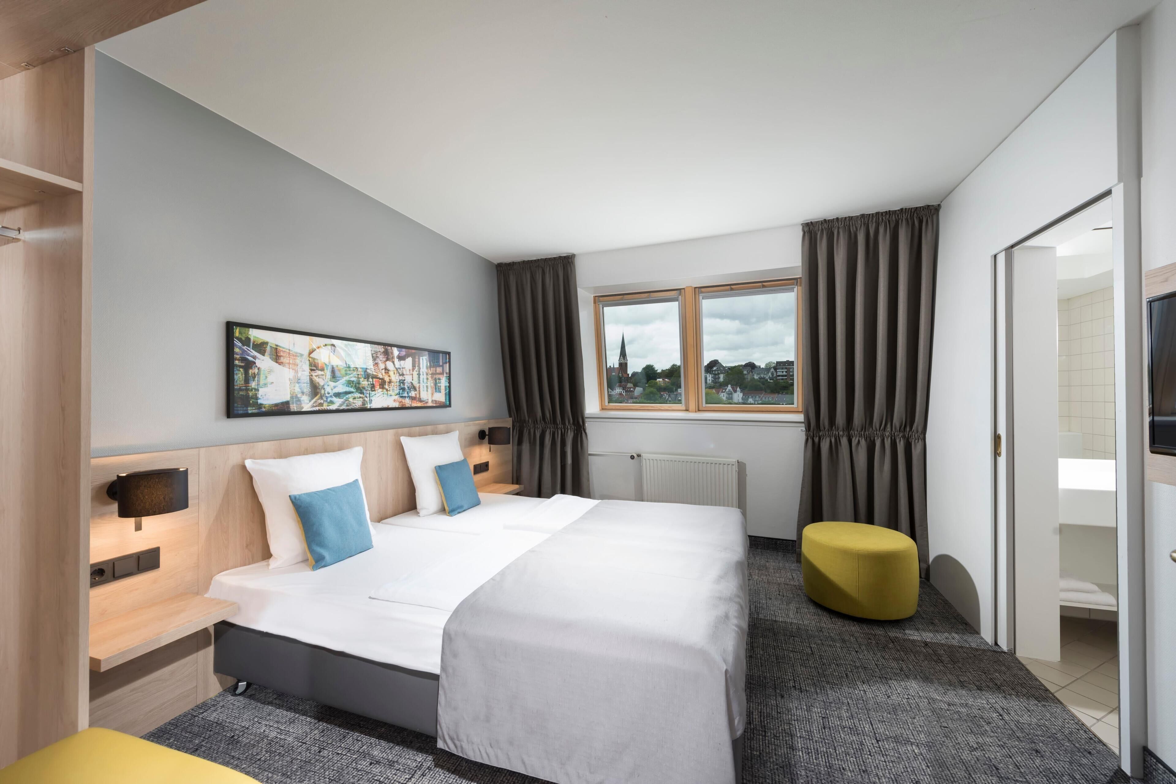 Suite | Hypo-allergenic bedding, minibar, desk, laptop workspace