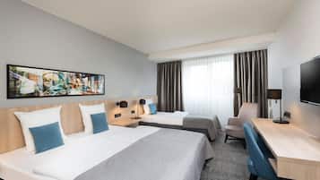 Family Room | Hypo-allergenic bedding, minibar, desk, laptop workspace