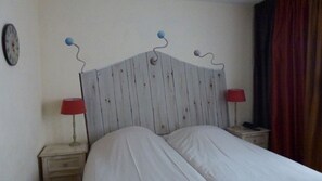 Individually decorated, individually furnished, desk, rollaway beds - Hotel2 Heerenveen (Heerenveen)