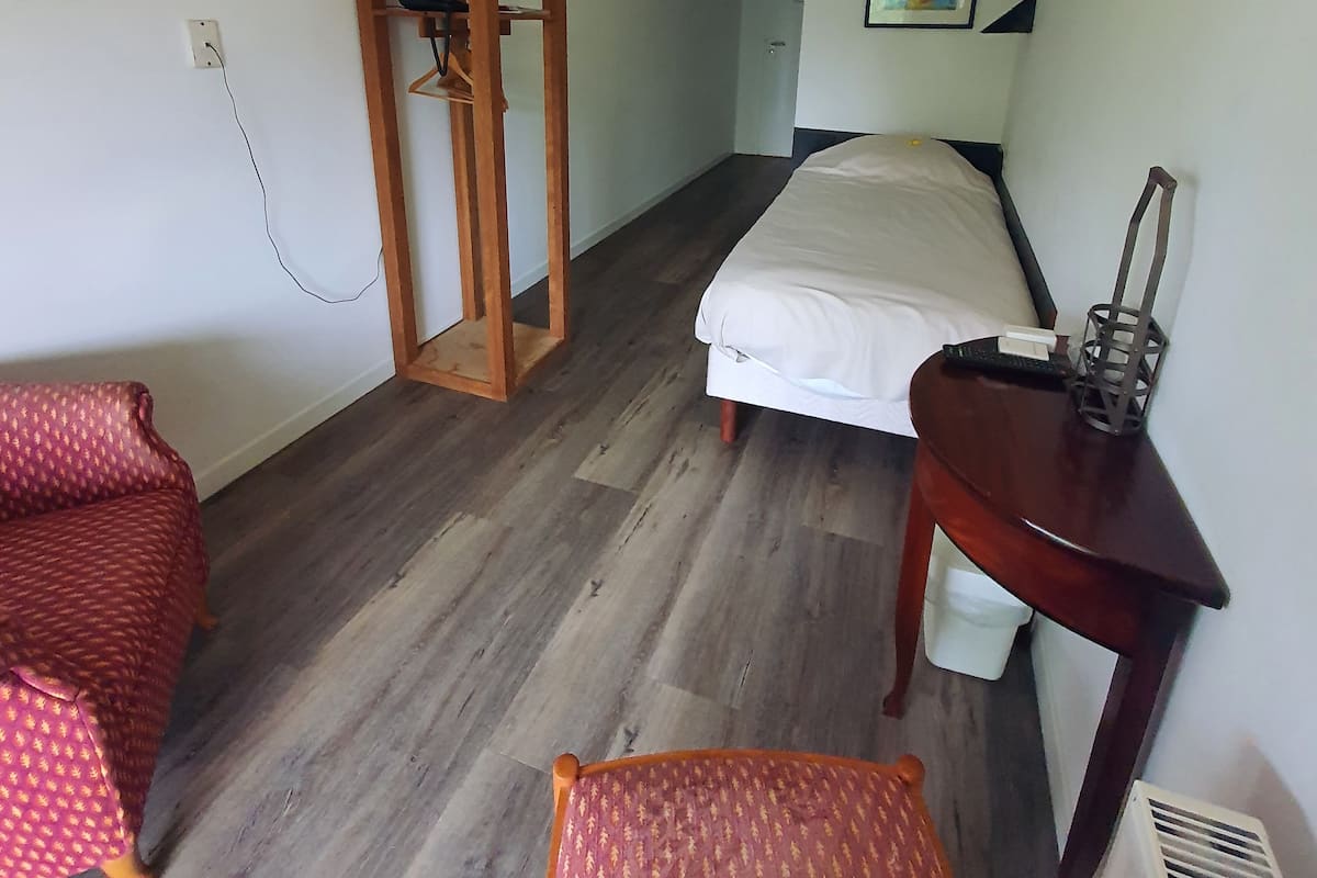 Basic Single Room, 1 Twin Bed | Individually decorated, individually furnished, desk, rollaway beds
