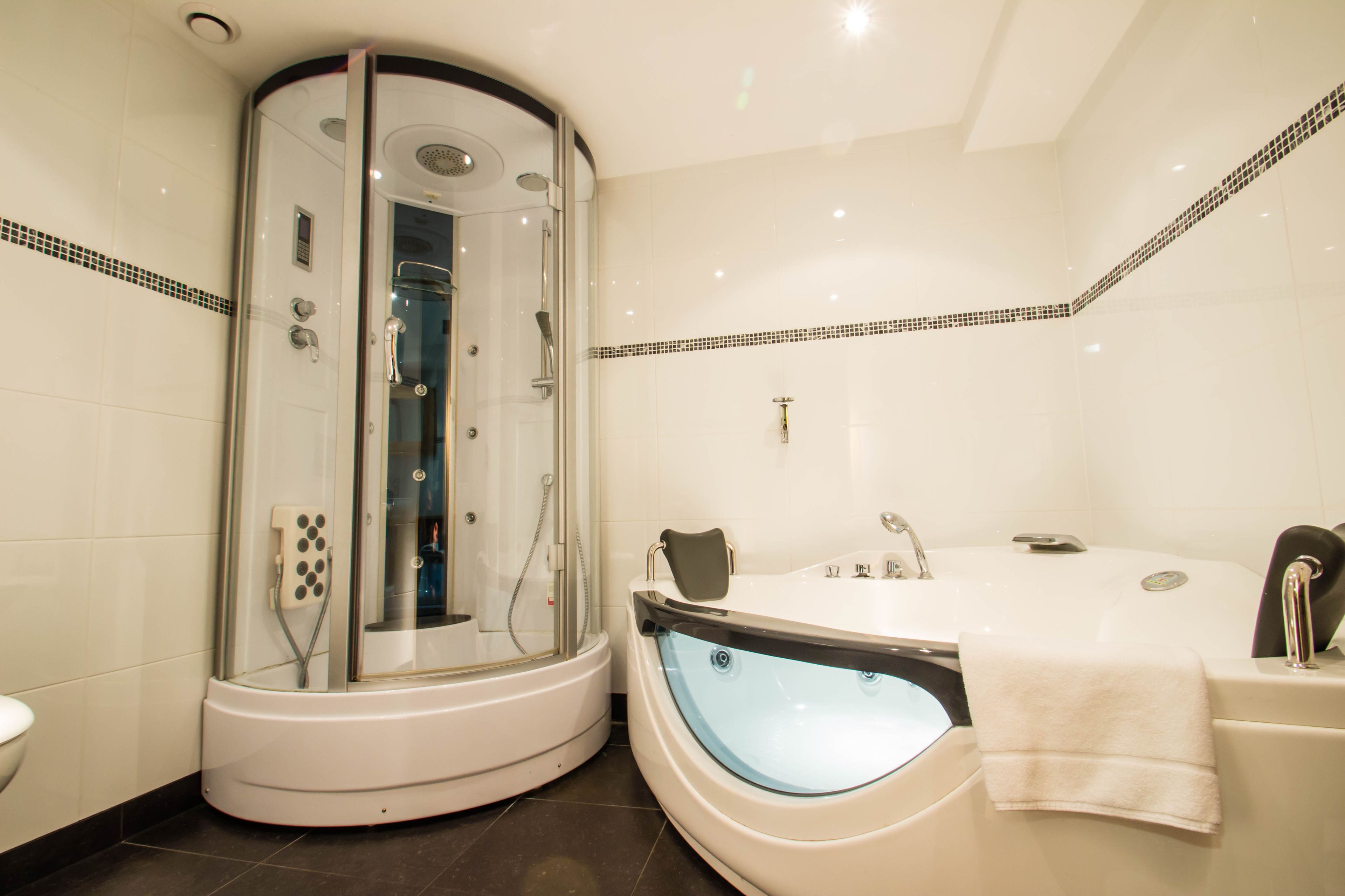 Club Room, 1 Double Bed (Deluxe) | Bathroom | Combined shower/tub, free toiletries, hair dryer, towels