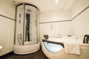 Club Room, 1 Double Bed (Deluxe) | Bathroom | Combined shower/tub, free toiletries, hair dryer, towels