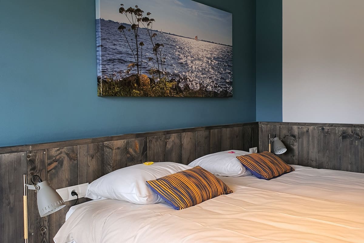 Deluxe Room | Individually decorated, individually furnished, desk, rollaway beds