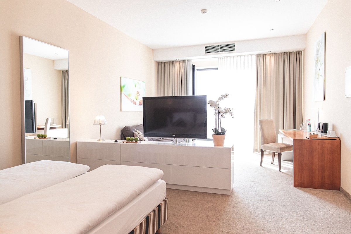Junior Suite | Hypo-allergenic bedding, in-room safe, desk, blackout drapes