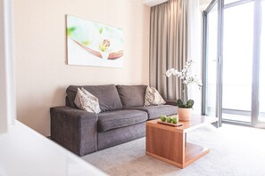 小型套房 | 客厅 | 平板电视、收费电影