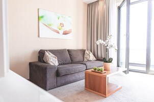 Junior Suite | Living room | Flat-screen TV, pay movies