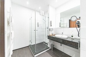 Suite | Bathroom | Free toiletries, hair dryer, towels