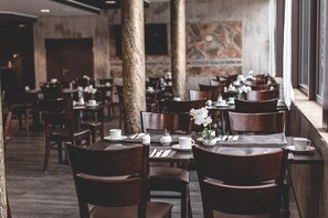 每日供应自助式早餐（每人 EUR 15）