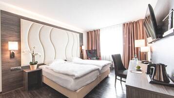 Hypo-allergenic bedding, in-room safe, desk, blackout curtains