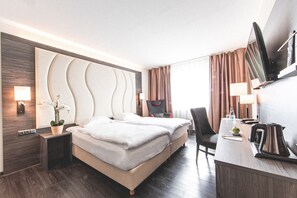 Hypo-allergenic bedding, in-room safe, desk, blackout curtains