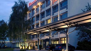 A hotel with a modern facade, multiple floors, and a covered entrance area. - Mercure Hotel Riesa Dresden Elbland (Riesa)