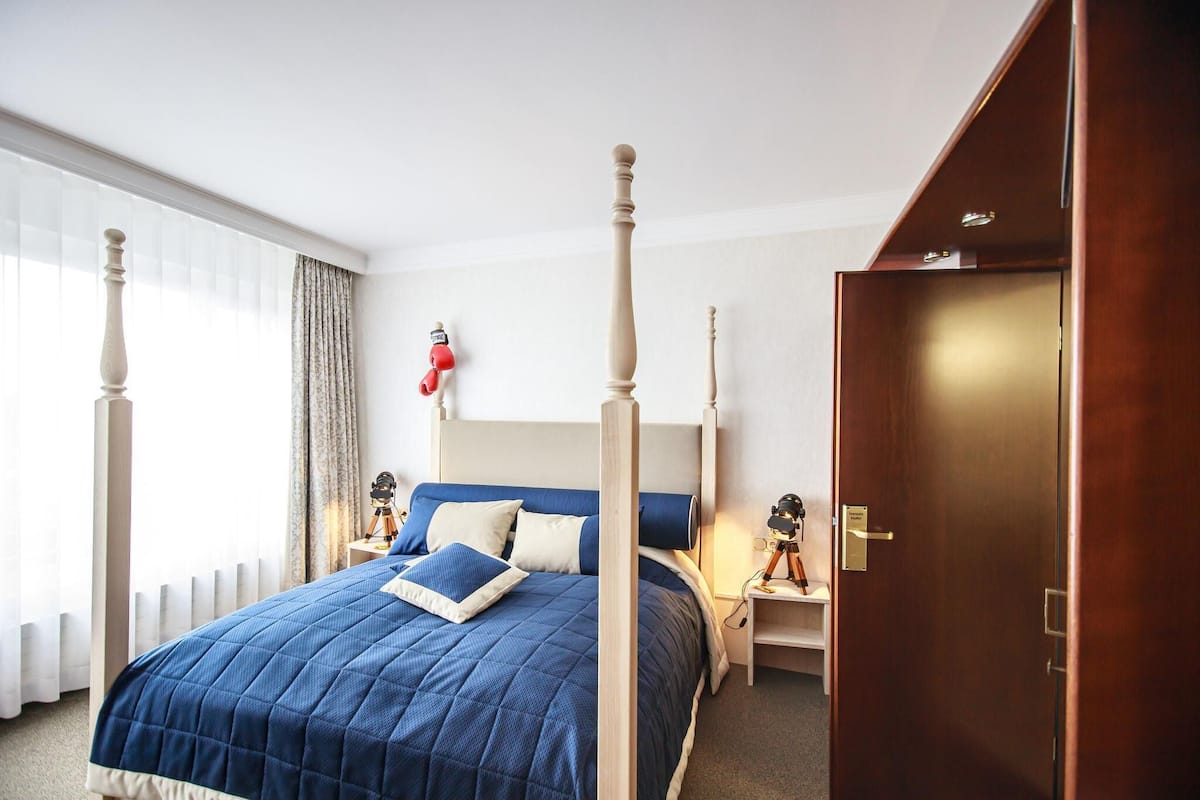Suite, 1 cama matrimonial | Minibar, caja de seguridad en la habitación y escritorio