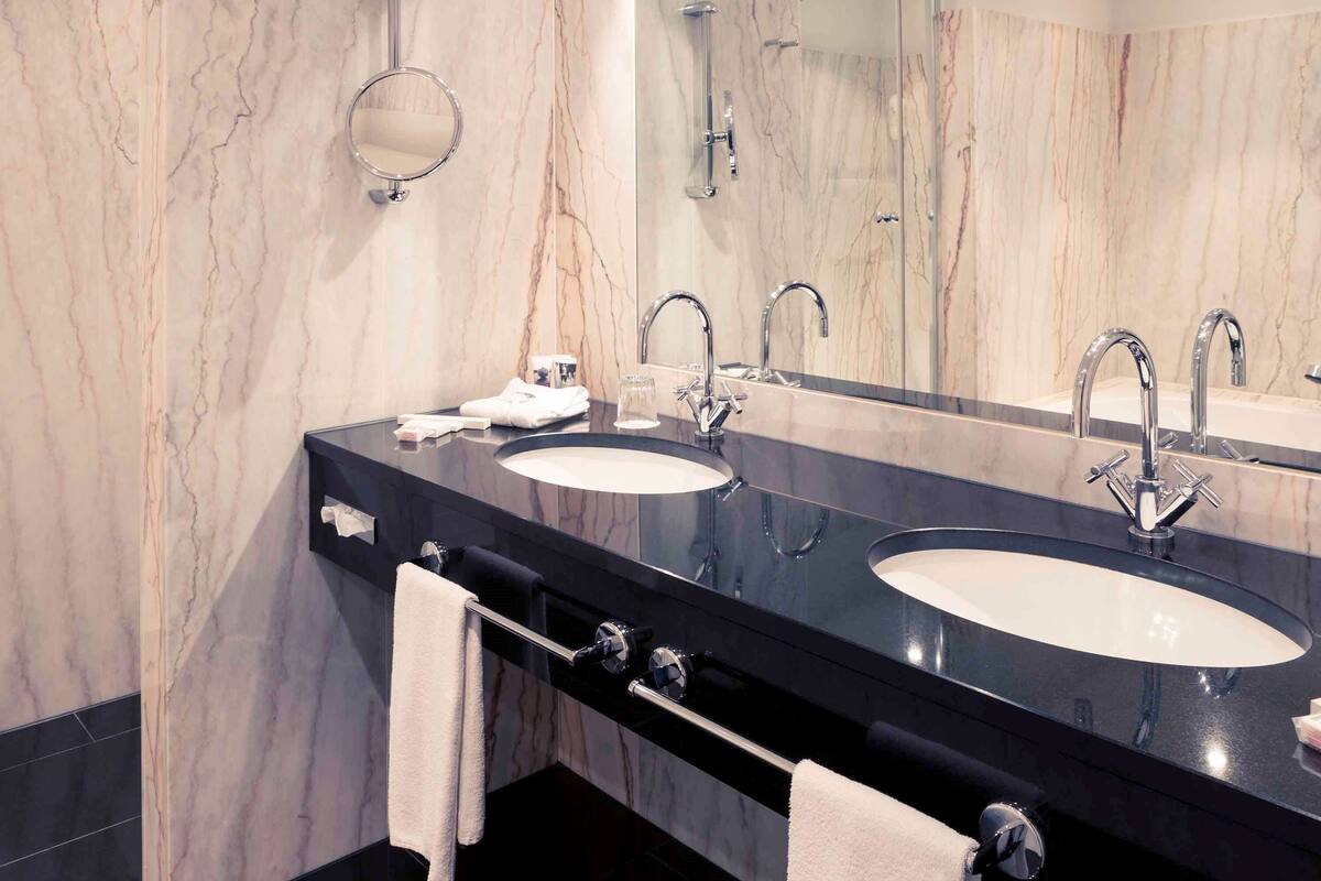 suite, 1 double bed | bathroom | eco-friendly toiletries, hair dryer, towels