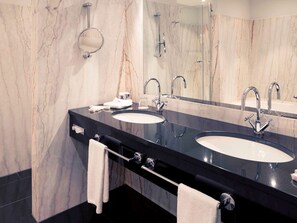 Suite, 1 Double Bed | Bathroom