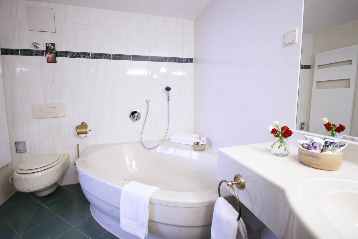 suite, 1 double bed | minibar, in-room safe, desk, soundproofing